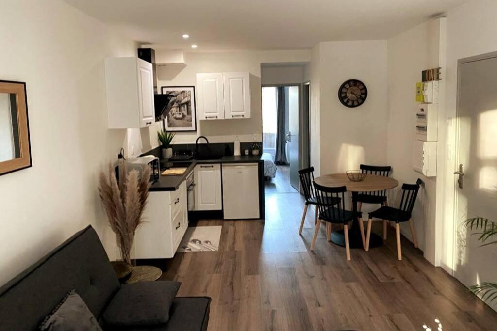 Apartment A Pres De La Campagne Et Centre-ville, Avec Parking Prive, Climatisation, Et Double Balcon Prive Brive-la-Gaillarde